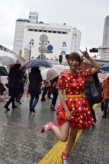 しょこたん、雨の渋谷で“パンチラ”三昧！？LINE生放送にはでんぱ組メンバーが乱入！ music150219_shokotan_5