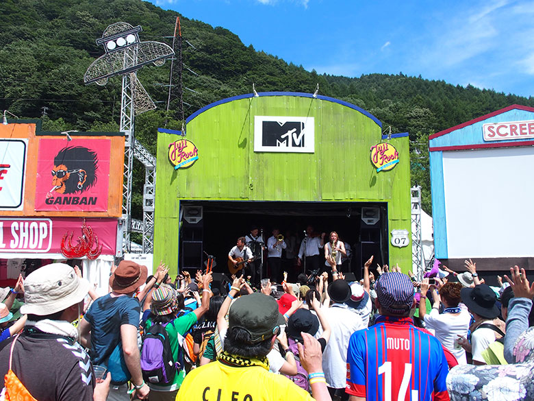 フジロックの穴場、MTVステージで様々な”距離感”を計測！#fujirock 17_P7252224