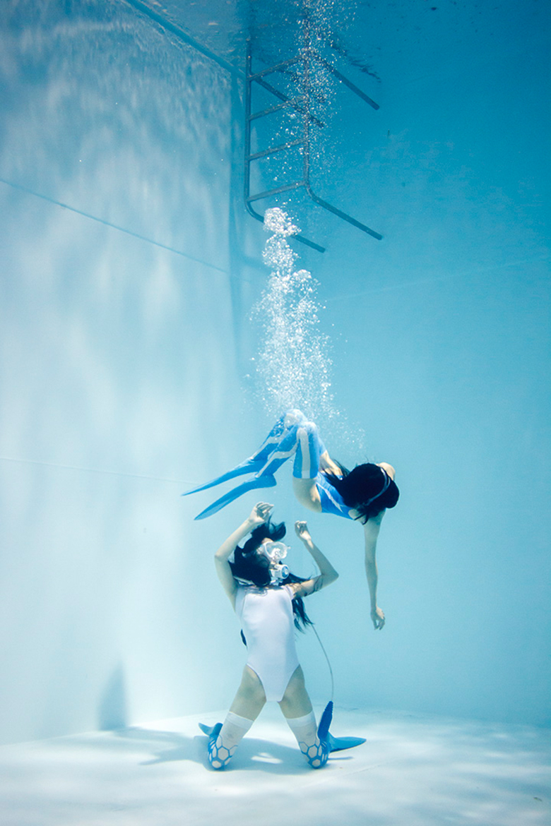 古賀学の世界『水中ニーソキューブ』水中を浮揚するキュートな女の子たち art150820_cube_4