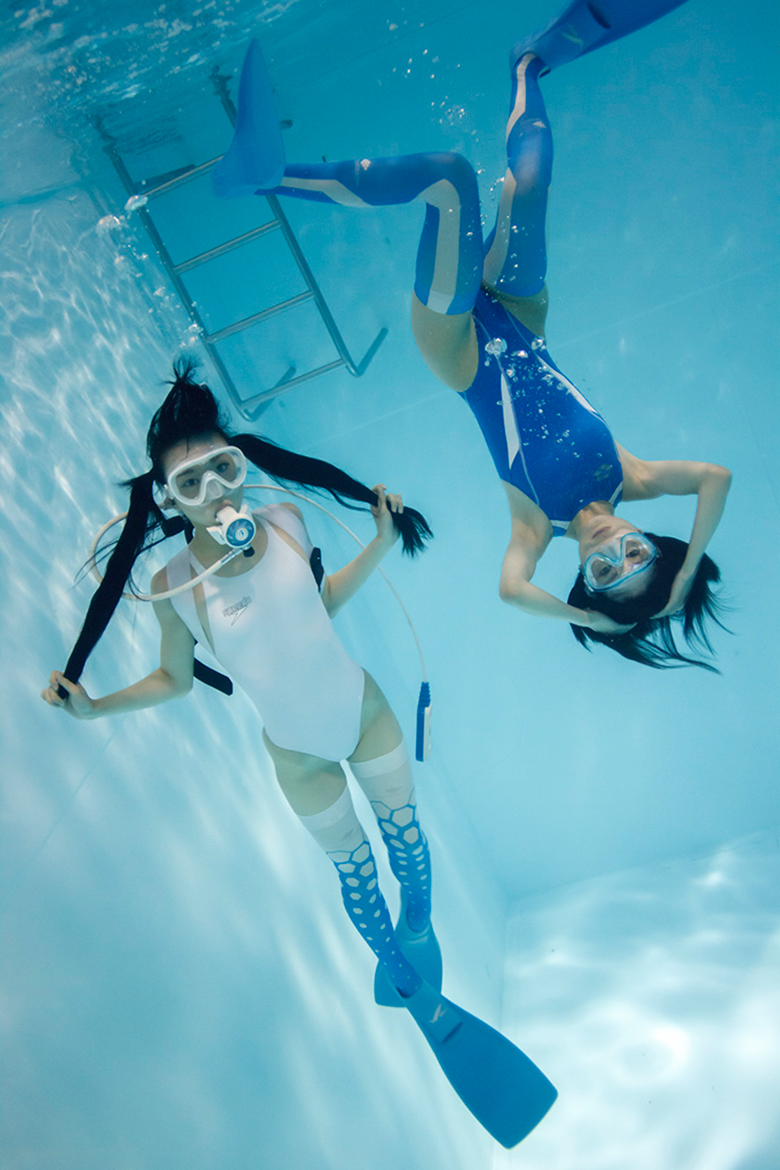 古賀学の世界『水中ニーソキューブ』水中を浮揚するキュートな女の子たち art150820_cube_5