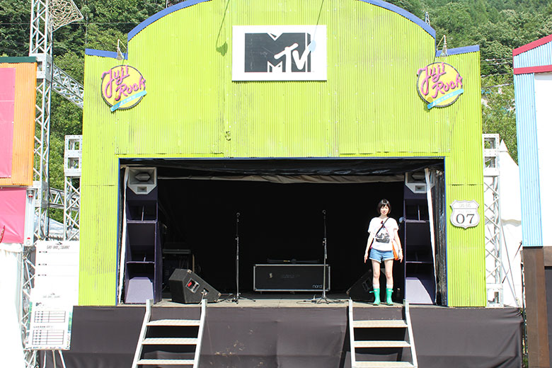 フジロックの穴場、MTVステージで様々な”距離感”を計測！#fujirock music150803_mtv_02
