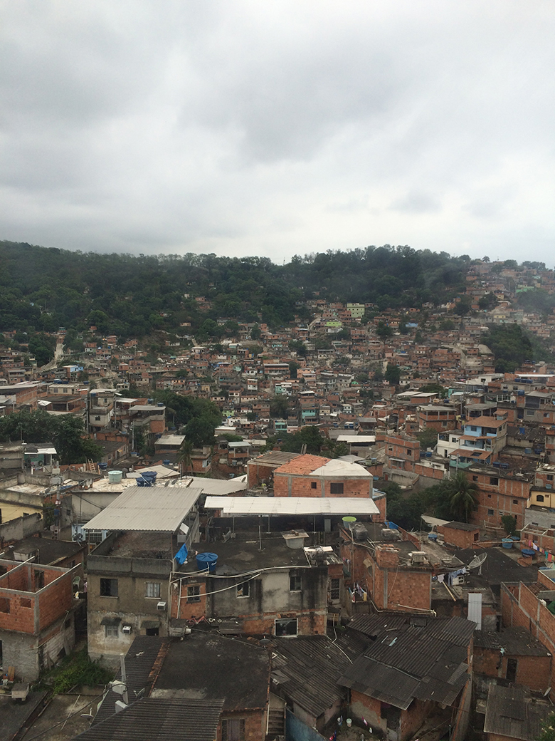 輝く笑顔達との出会い：リオデジャネイロ最大のスラム街マレ地区にて LutapelaPaz_3