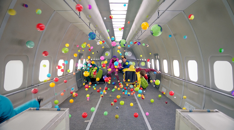 OK Go、人類史上初の無重力MVを世界初公開！ video160212_okgo_4