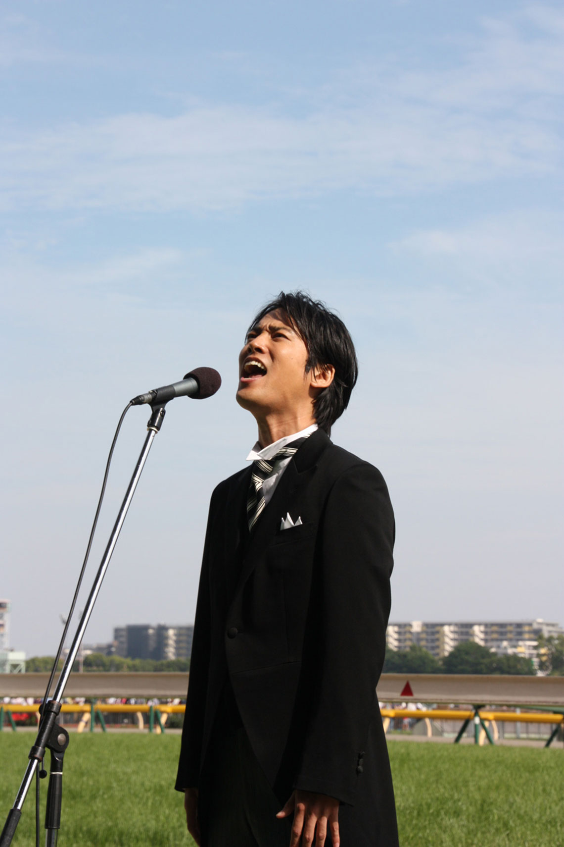 桐谷健太、13万人の日本ダービーで国歌独唱。“海の声”も即興で歌唱 life160530_kiritani_2