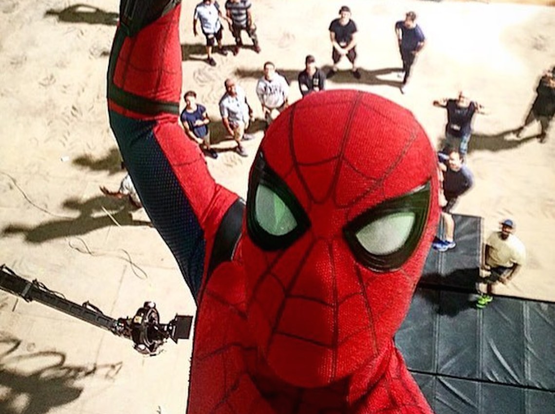 トム ホランドがスパイダーマン姿の自撮り写真を公開 Qetic