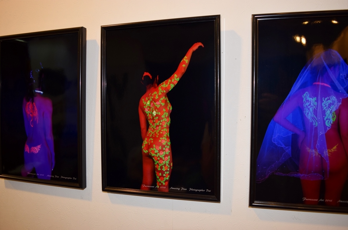蛍光緊縛に蛍光ボディペイント。女性の身体で彩る幻想的な「蛍光アート」の世界 002