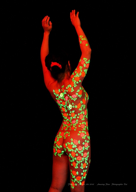 蛍光緊縛に蛍光ボディペイント。女性の身体で彩る幻想的な「蛍光アート」の世界 005