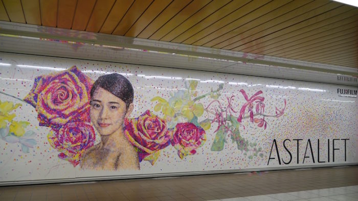 高畑充希が新宿駅に登場！？思わず写真を撮りたくなる14mの巨大シールアートとは？？？ Qetic