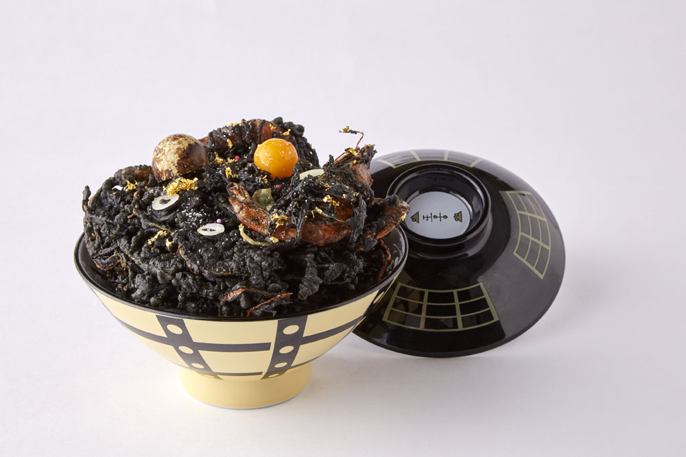 味覚も視覚も刺激！「宇宙の日」に漆黒の「ブラックホールかきあげ丼」が登場！？ food160908_universeart_1