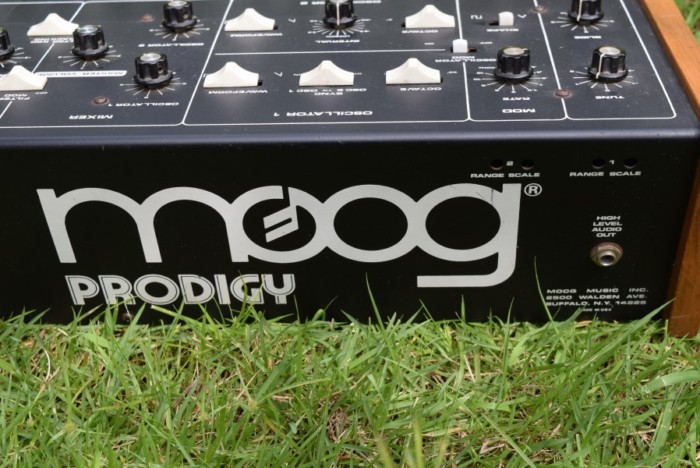 80年代にモーグから入門機として発売された『Moog Prodigy』の演奏と、アナログ・シンセの魅力 2328bc9cdd65dcead29a0e12954b6679-700x468