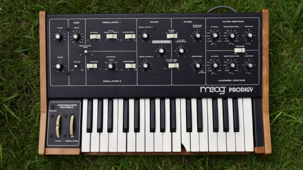 80年代にモーグから入門機として発売された Moog Prodigy の演奏と アナログ シンセの魅力 Qetic