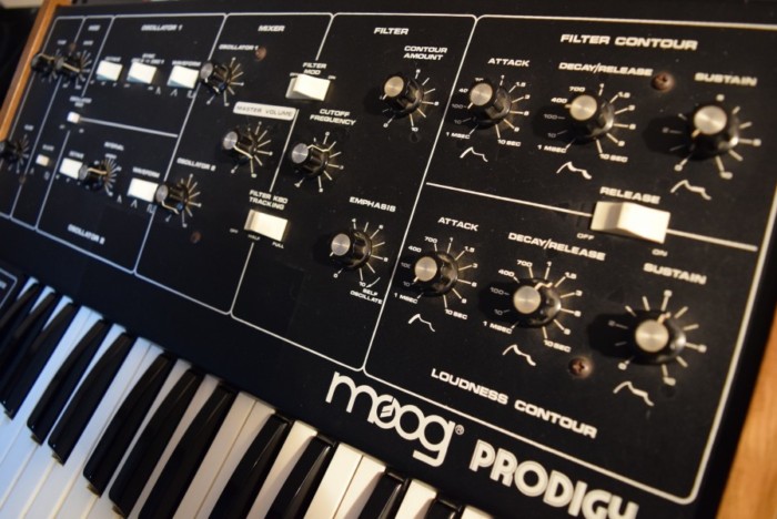 80年代にモーグから入門機として発売された『Moog Prodigy』の演奏と、アナログ・シンセの魅力 7d6fc96bccca94e5025310f044ae390a-700x468