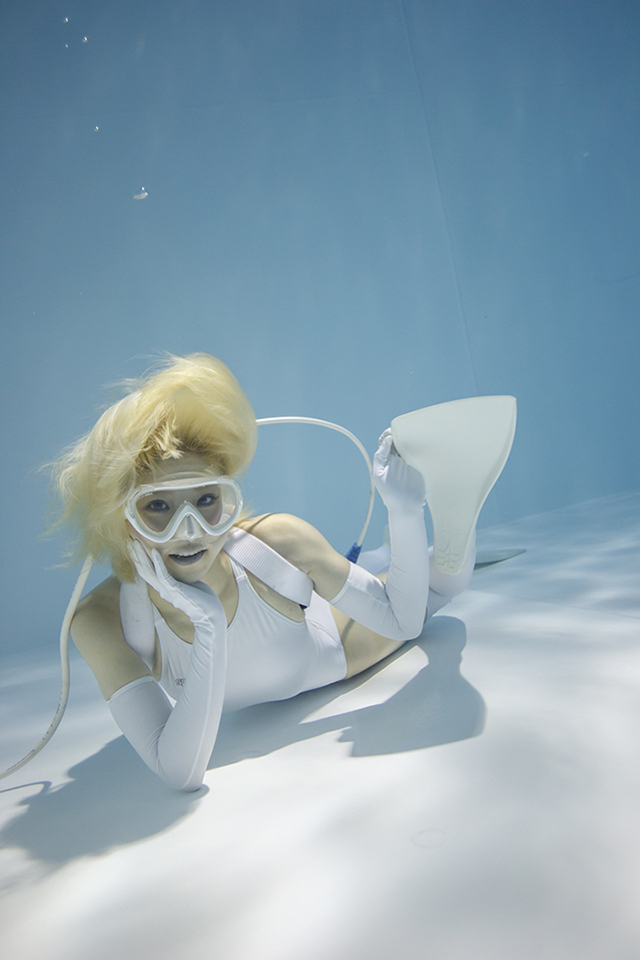 「水中ニーソ」連載第4回公開！白い競泳水着にニーハイソックスとロンググローブ art161026_suityuneeso_4