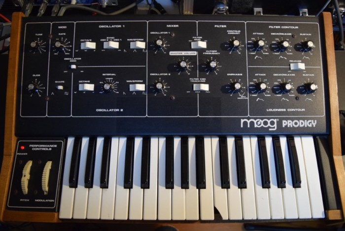 80年代にモーグから入門機として発売された『Moog Prodigy』の演奏と、アナログ・シンセの魅力 d50b15e8ec57ecd70f4797cd6331c2a8-700x468