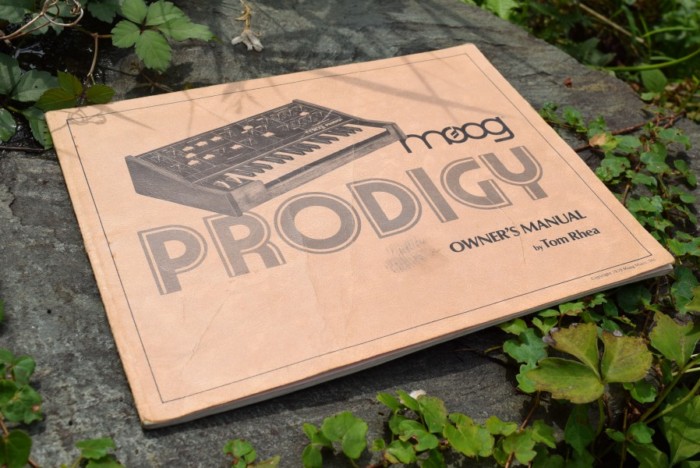 80年代にモーグから入門機として発売された『Moog Prodigy』の演奏と、アナログ・シンセの魅力 f35ab3dd05d0f2965e4da55a877088f7-700x468