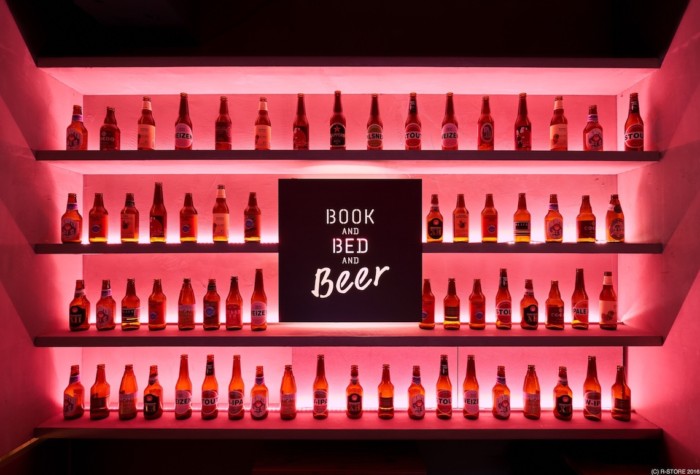 「泊まれる本屋」でビールが飲める！？「BOOK AND BED TOKYO」2号店オープンで新デザインパジャマも Li161125_BOOK-AND-BED_5-700x475