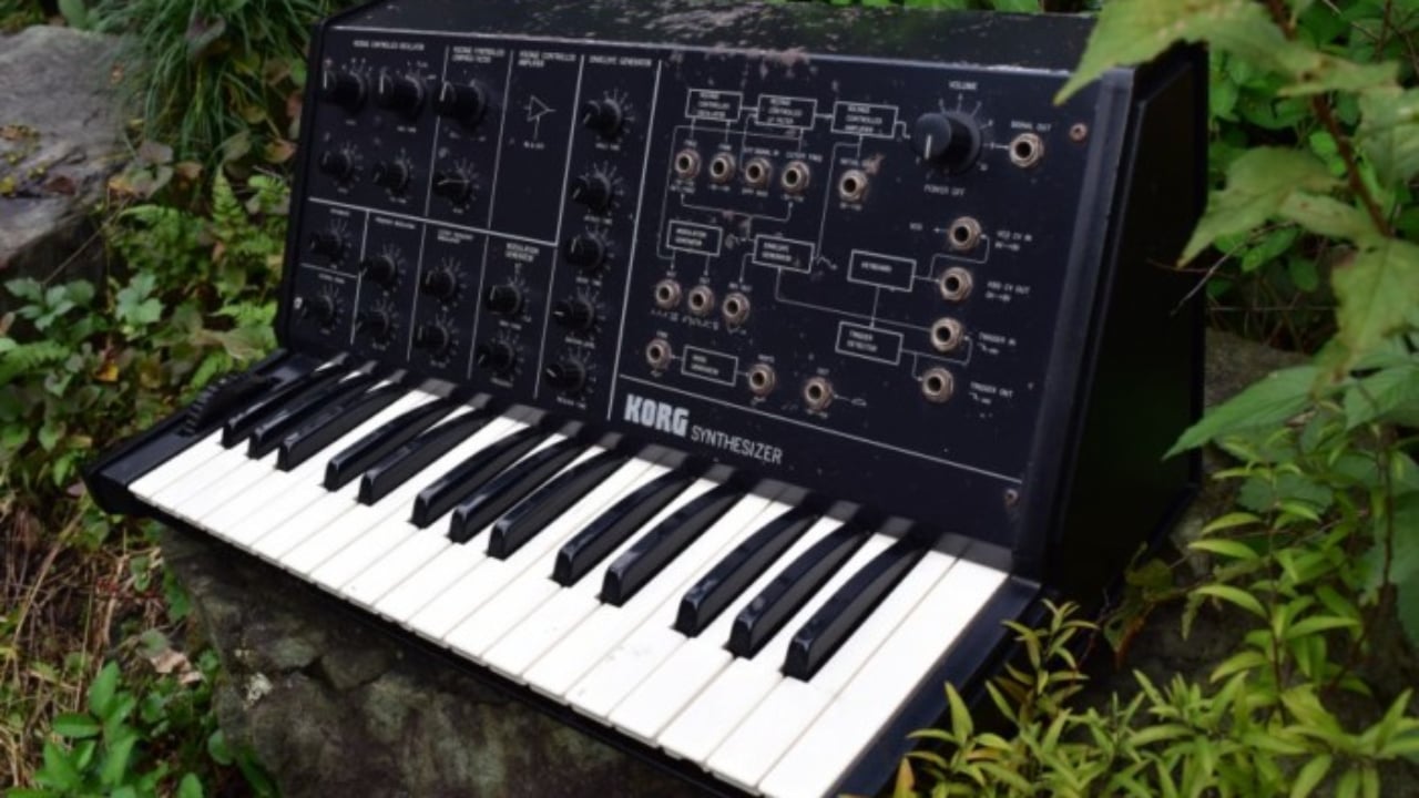 往年のアナログ・シンセ、コルグ 『MS-10』とルーパーを組み合わせた 