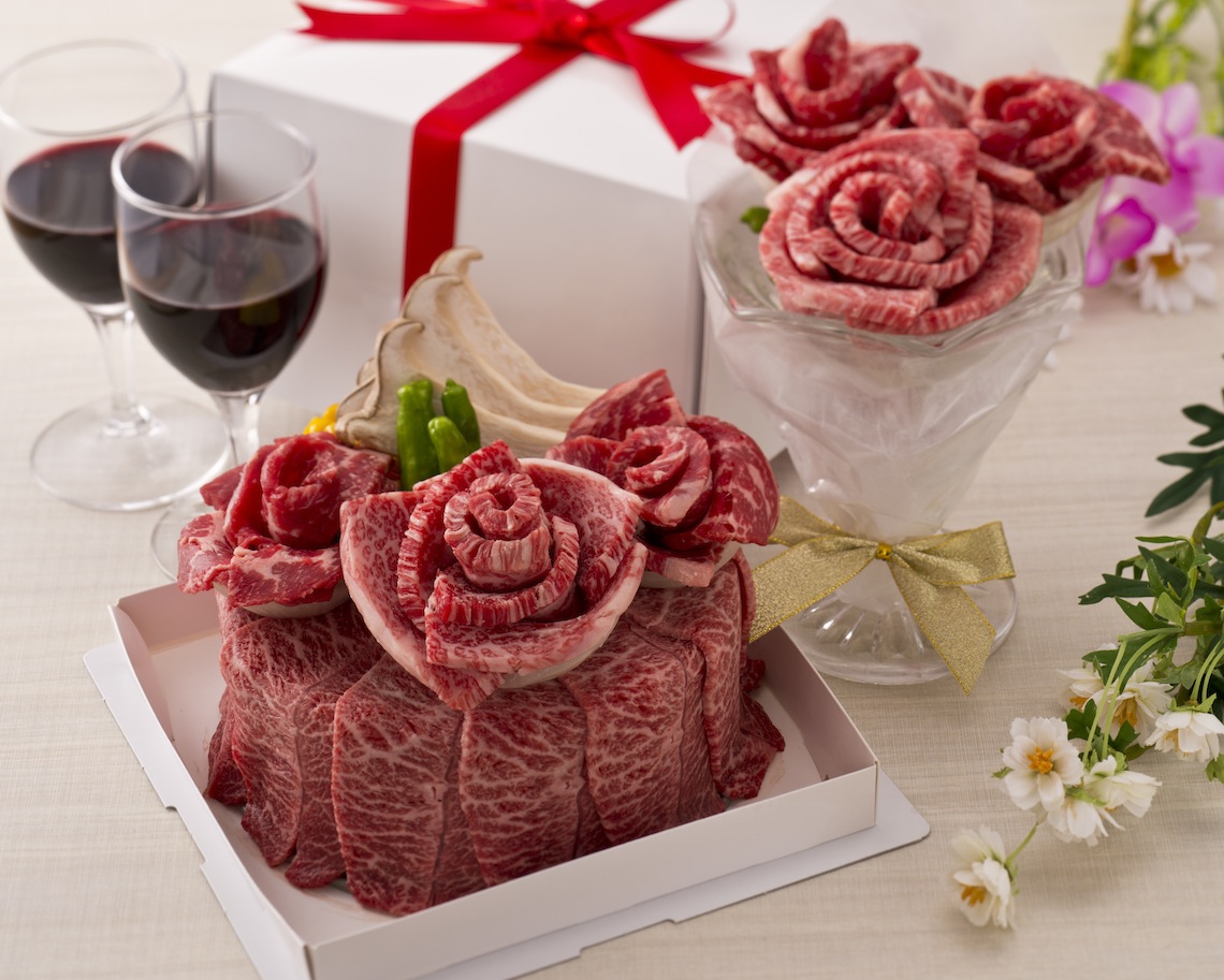 衝撃のビジュアル 黒毛和牛希少部位で祝福 肉ケーキ 肉ブーケ Qetic