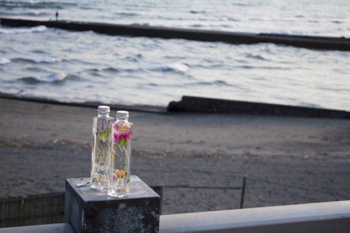 花がふわりと浮かぶ、Healing Bottleで毎日に癒しを。 Li170716_HealingBottle_4-700x467