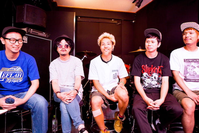 【インタビュー】FEELFLIP、一発録りの最新作『Recording Now！！！』で示したライブバンドとしての実力 interview_feelflip_2-700x467