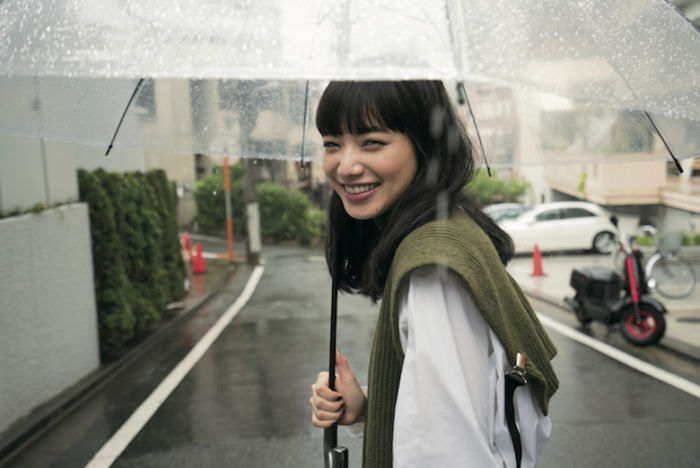 小松菜奈、飾らない姿を梅雨空の下で撮りおろし。「ジョジョ」の魅力も語る main-12-700x468