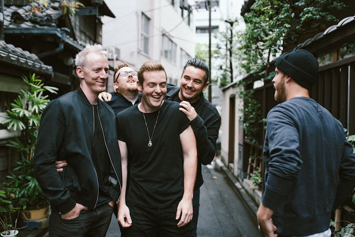 【インタビュー】ダイソン創業者の息子率いるザ・ラモナ・フラワーズ。日本との親和性、U2のようなスケール感の音楽を語る theramonaflowers_pickup4-700x467