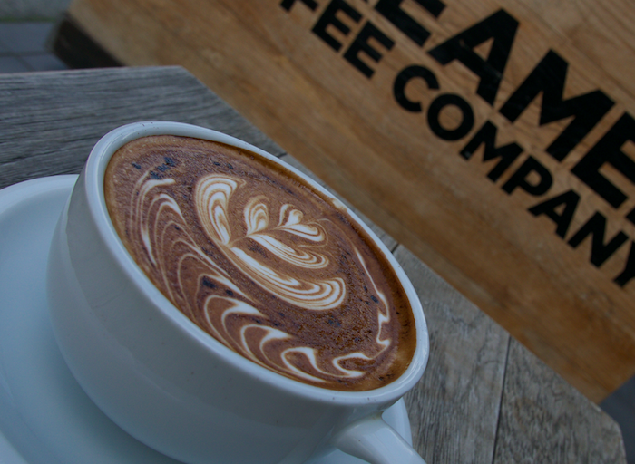 STREAMER COFFEE、新商品アーモンドミルクラテが登場！ food170917_streamercoffee_2-700x512