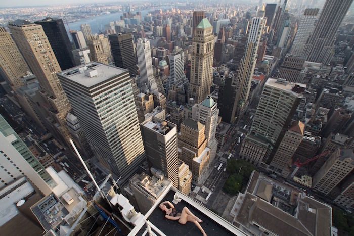 ニューヨークの高層ビルと美女 生と死の狭間を切り取る写真家“MAR SHIRASUNA”とは？ art_mamudsny_3-700x467