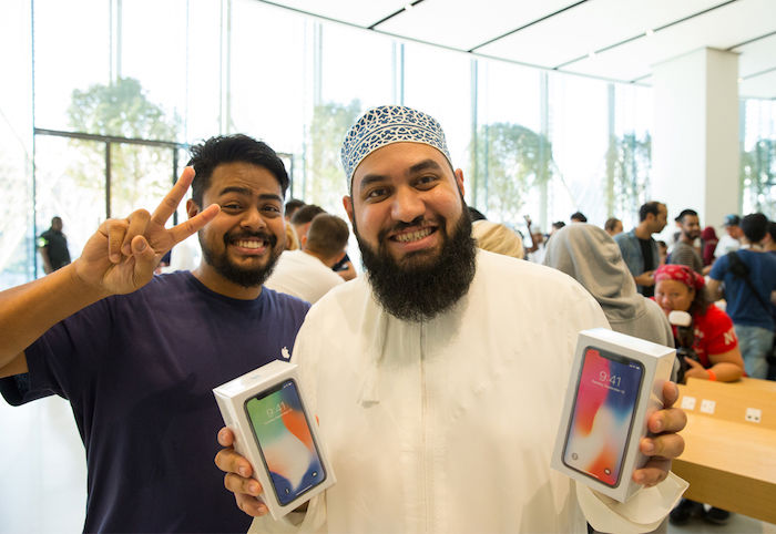 Appleオフィシャル写真で振り返る、世界のiPhone X発売日！ iPhoneX-Launch-Dubai_customer-purchase_20171103-700x482
