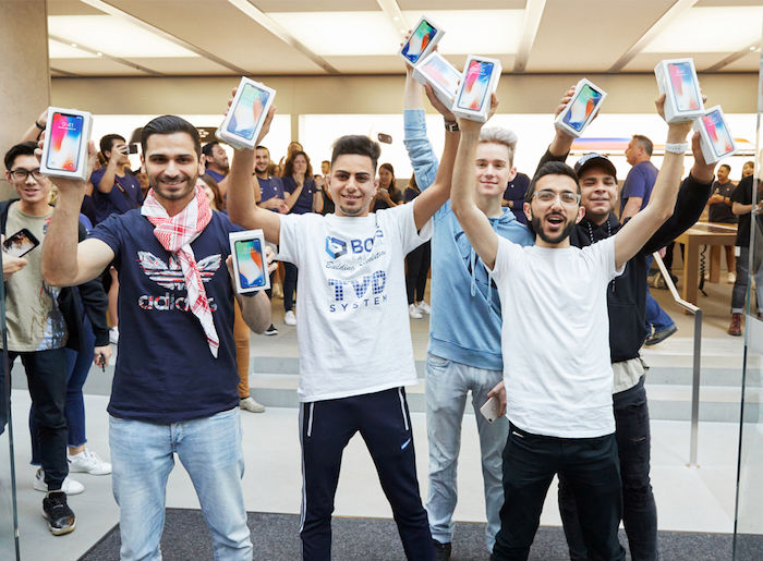 Appleオフィシャル写真で振り返る、世界のiPhone X発売日！ iPhoneX-Launch-GeorgeStreet-Sydney_entrance-purchase_20171102-700x515