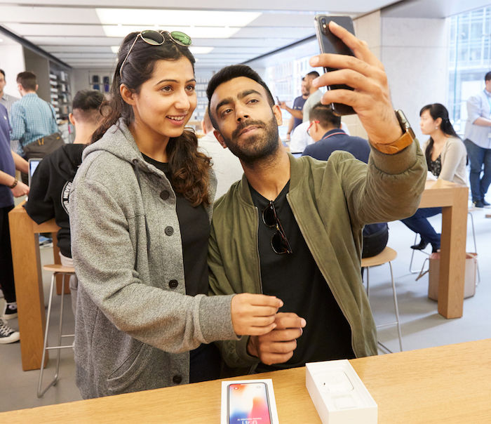 Appleオフィシャル写真で振り返る、世界のiPhone X発売日！ iPhoneX-Launch-GeorgeStreet-Sydney_front-facing-selfie_20171102-700x604