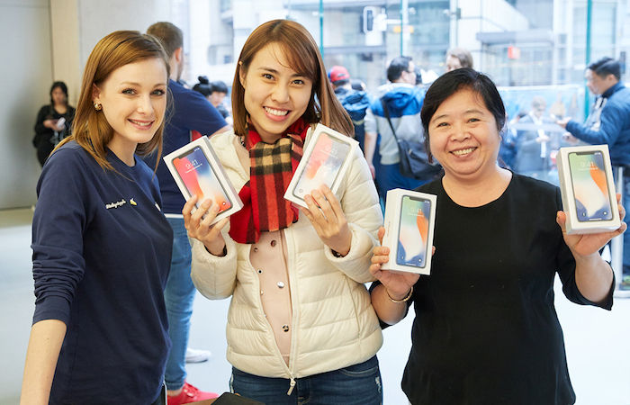 Appleオフィシャル写真で振り返る、世界のiPhone X発売日！ iPhoneX-Launch-GeorgeStreet-Sydney_multiple-purchase_20171102-700x450