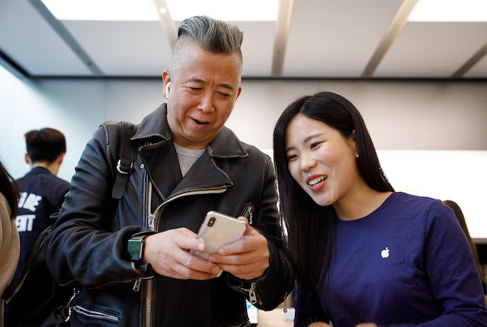 Appleオフィシャル写真で振り返る、世界のiPhone X発売日！ iPhoneX-Launch-Shanghai_customer-selfie-camera_20171102-700x470