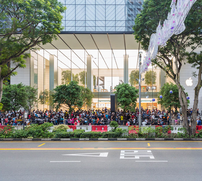 Appleオフィシャル写真で振り返る、世界のiPhone X発売日！ iPhoneX-Launch-Singapore_entrance-line_20171102-700x627