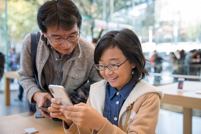 Appleオフィシャル写真で振り返る、世界のiPhone X発売日！ iPhoneX-Launch-Tokyo_customer-overlook_20171102-700x469