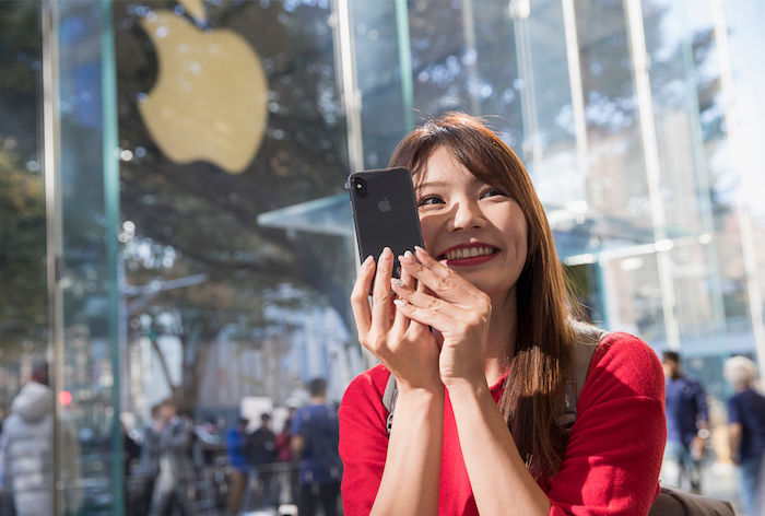 Appleオフィシャル写真で振り返る、世界のiPhone X発売日！ iPhoneX-Launch-Tokyo_customer-purchase_20171102-700x472