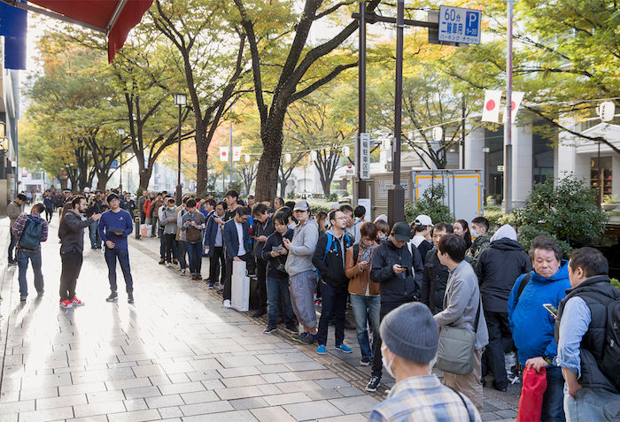 Appleオフィシャル写真で振り返る、世界のiPhone X発売日！ iPhoneX-Launch-Tokyo_exterior-line_20171102-700x477