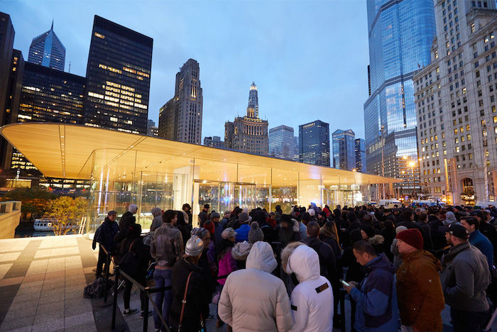 Appleオフィシャル写真で振り返る、世界のiPhone X発売日！ iPhone_X_Launch_MichiganAve_Chicago_crowd_outside_store_20171102-700x468