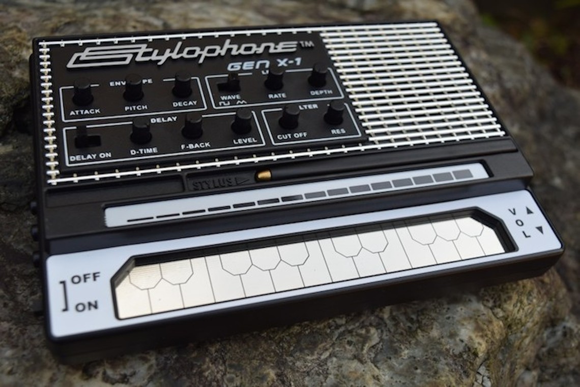 どこでも気軽に持ち運べるアナログ・シンセに進化した『Stylophone GEN