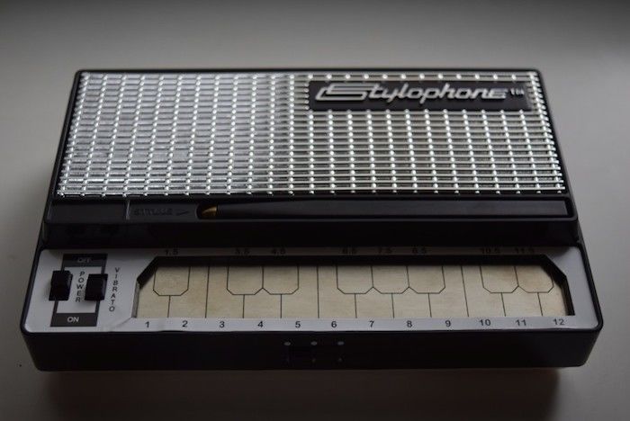 どこでも気軽に持ち運べるアナログ・シンセに進化した『Stylophone GEN