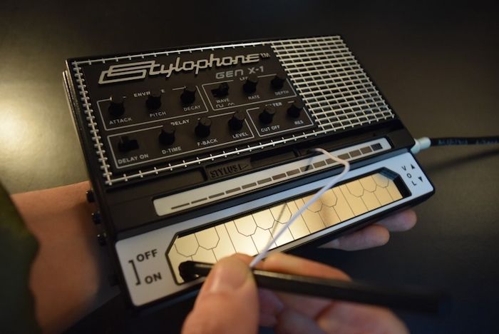 どこでも気軽に持ち運べるアナログ・シンセに進化した『Stylophone GEN X-1』の魅力 technology_StylophoneGENX-1_09-700x468