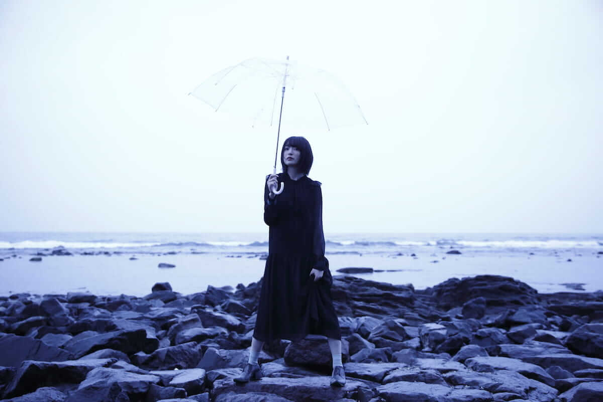 人気声優 上田麗奈がセルフプロデュース写真集で魅せる唯一無二の空気感 Qetic