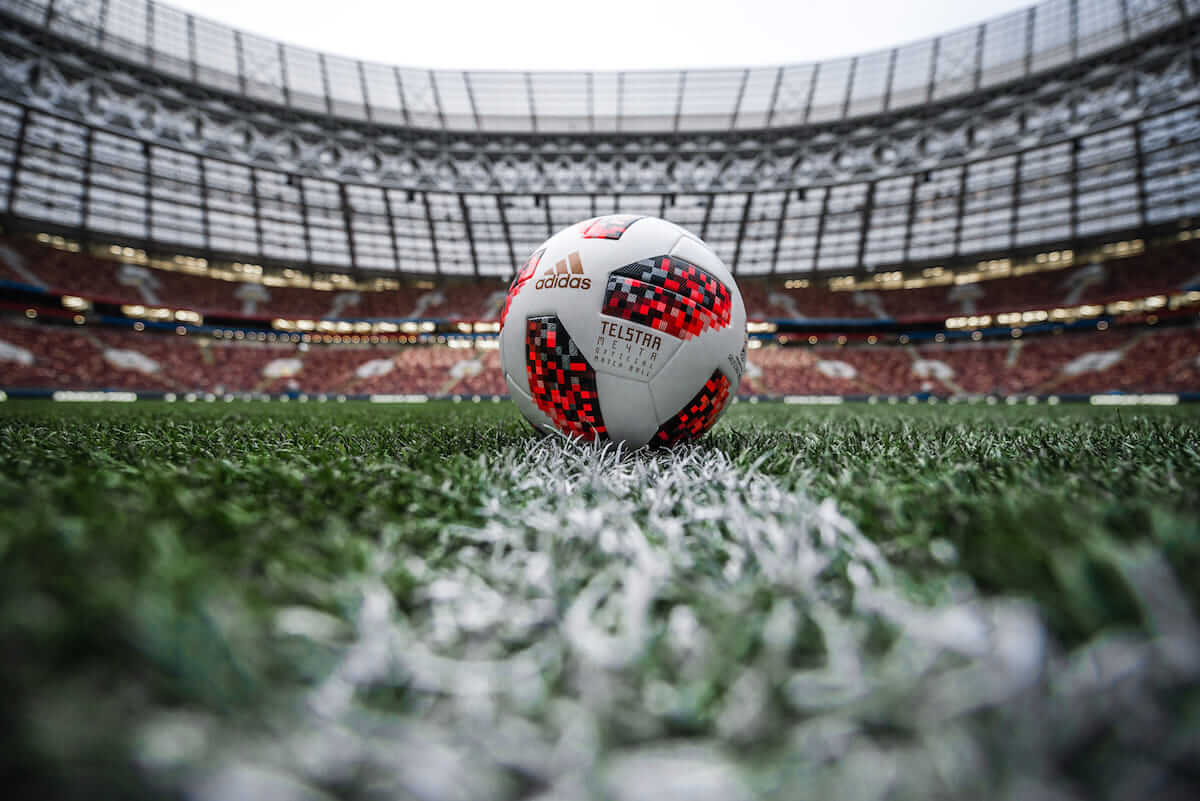 ワールドカップ決勝トーナメントからは赤い新ボール Adidas Telstar Meyta Qetic
