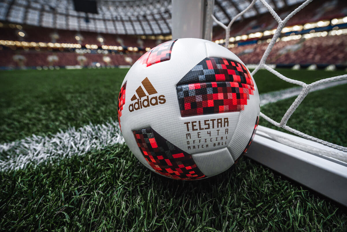 ワールドカップ決勝トーナメントからは赤い新ボール Adidas Telstar Meyta Qetic