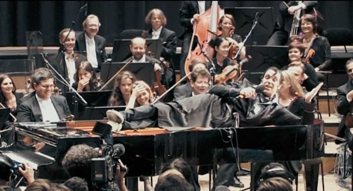 チリー・ゴンザレスのドキュメンタリー映画『黙ってピアノを弾いてくれ』のメインヴィジュアルと予告編が解禁 film180814-shutup-4-1200x650