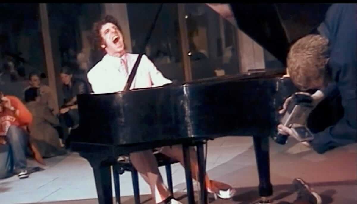 チリー・ゴンザレスのドキュメンタリー映画『黙ってピアノを弾いてくれ』のメインヴィジュアルと予告編が解禁 film180814-shutup-7-1200x687